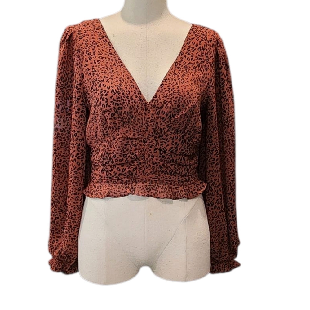Le Lis Collection Leopard Print V-Neck Women's Top
